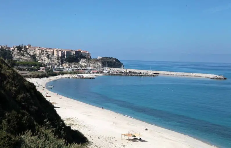 Balneazione, l’Arpacal: «Di nuovo conforme il mare tra Tropea e Parghelia»
