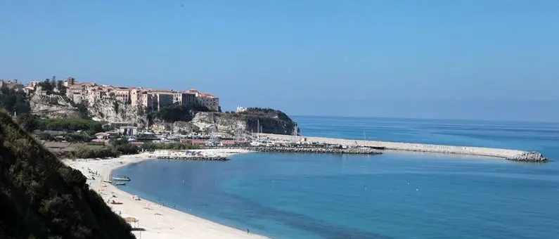 Balneazione, l’Arpacal: «Di nuovo conforme il mare tra Tropea e Parghelia»
