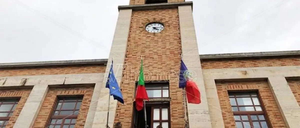 Giornata contro la violenza sulle donne, Forza Italia Giovani chiede al sindaco Romeo di illuminare di rosso il Municipio di Vibo
