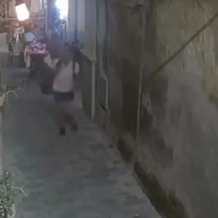 Tropea: cenano al ristorante ma al momento del conto si danno alla fuga - Video