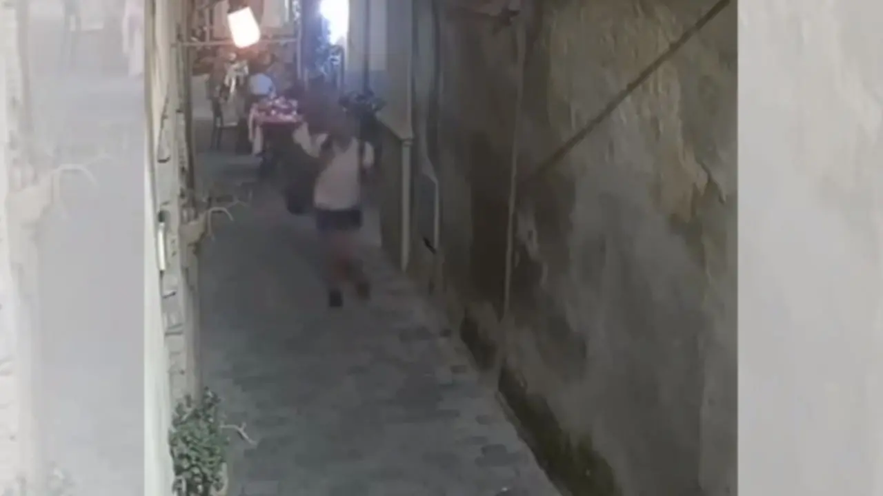 Tropea: cenano al ristorante ma al momento del conto si danno alla fuga - Video