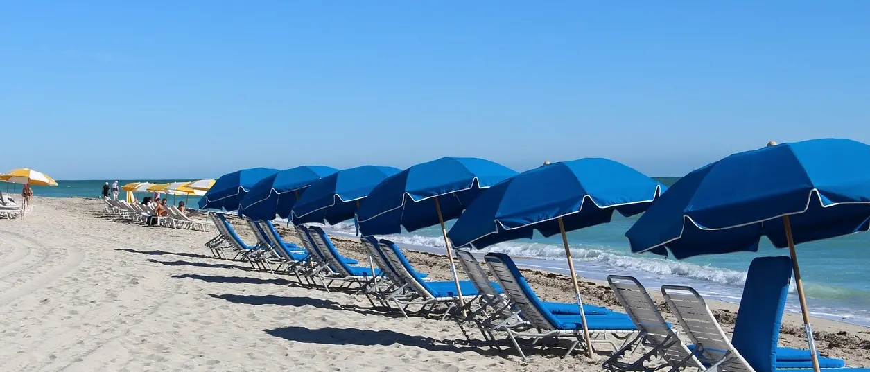 Rincari, Assoutenti: «Dagli aerei agli alberghi, stangata sulle vacanze»