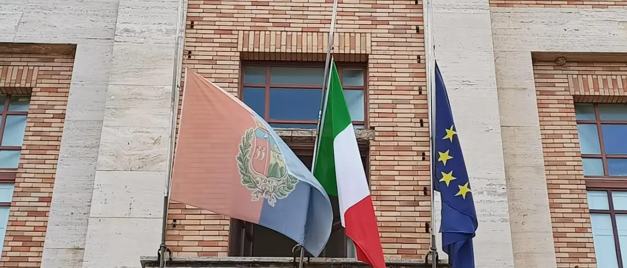 Giornata del sacrificio dei lavoratori italiani nel mondo, bandiere a mezz’asta al Comune di Vibo