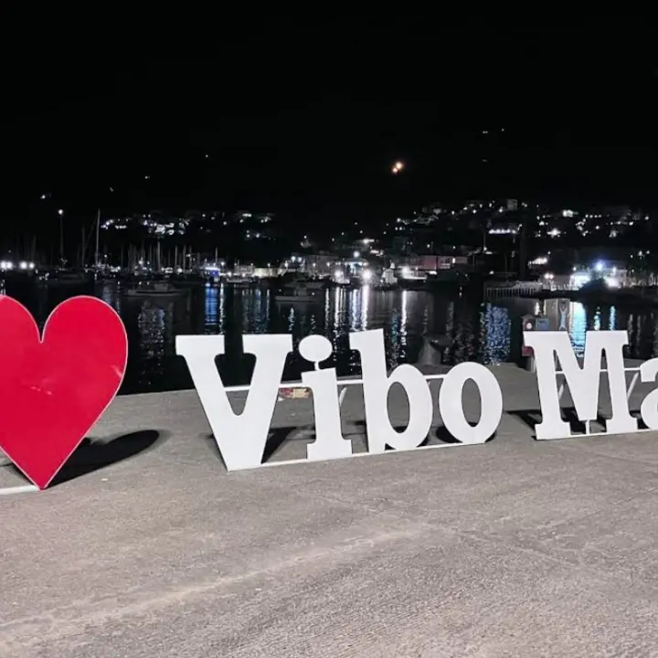 Vibo Marina, il Premio Porto Santa Venere celebra due donne: «Qui il loro luogo dell’anima»\n