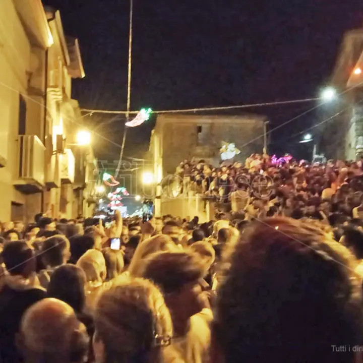 Spilinga: la beffa del concerto di Fred De Palma arrivato con tre ore di ritardo, nella stessa sera era a Cirò