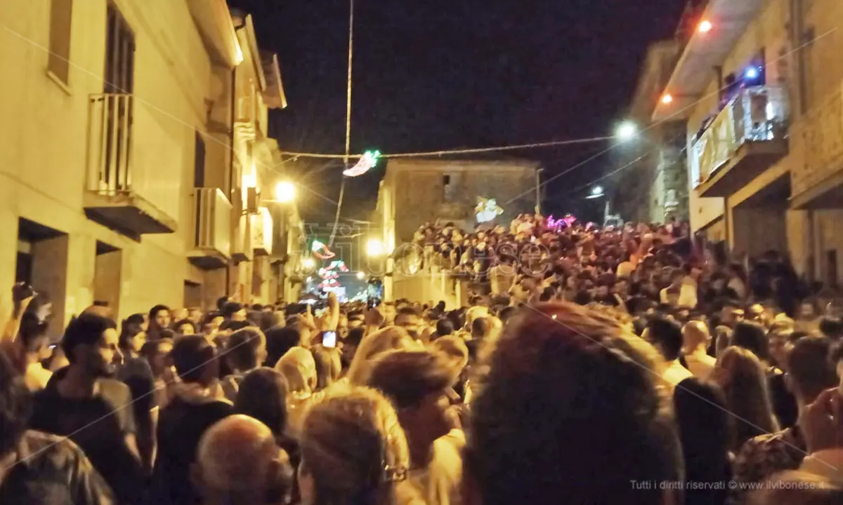 Spilinga: la beffa del concerto di Fred De Palma arrivato con tre ore di ritardo, nella stessa sera era a Cirò