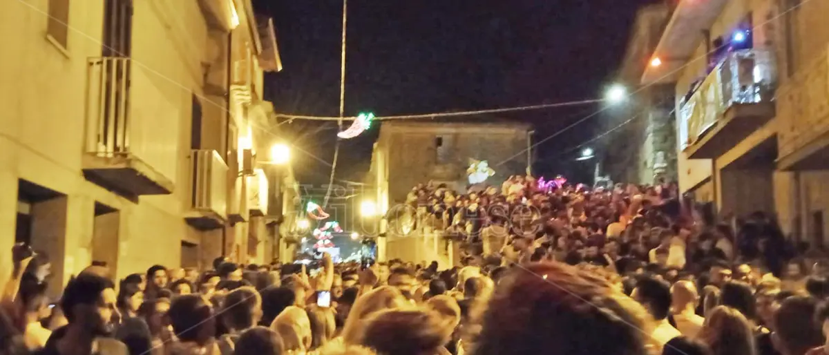 Spilinga: la beffa del concerto di Fred De Palma arrivato con tre ore di ritardo, nella stessa sera era a Cirò