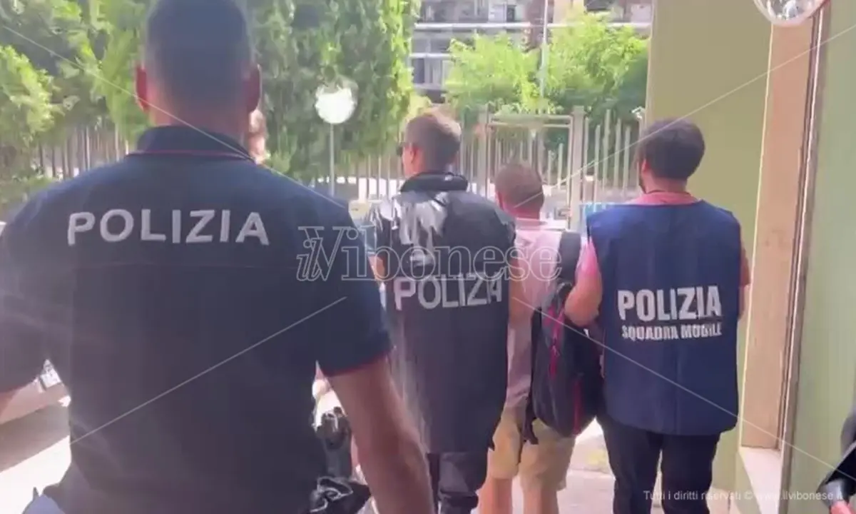 Ricercato dal 2022, alloggiava in un B&B di Tropea: arrestato dalla Polizia - Video
