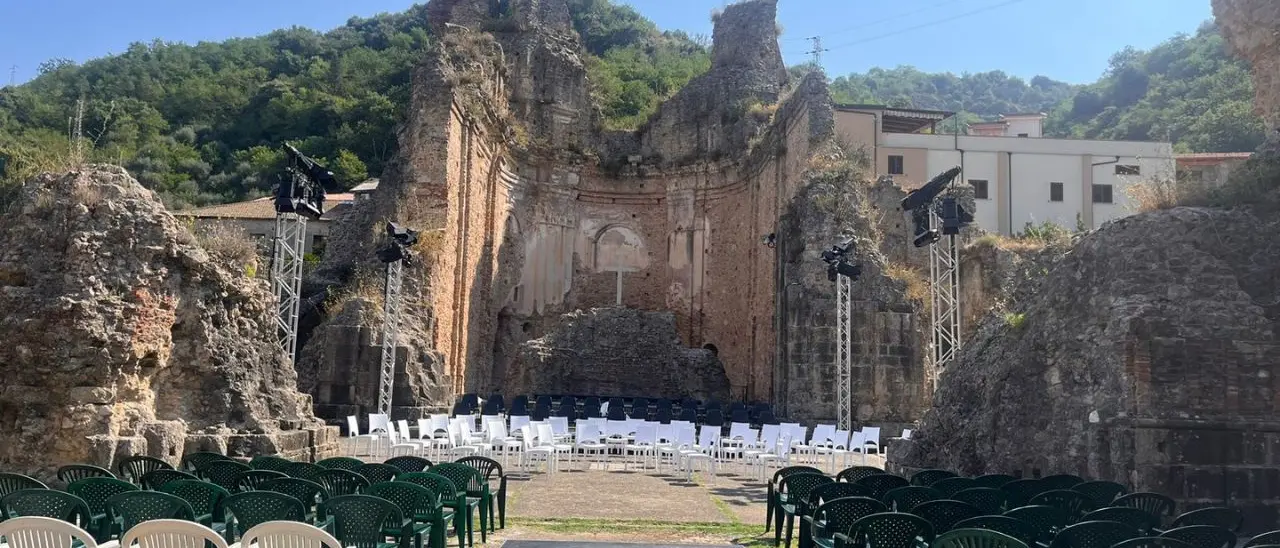 Soriano, il Polo museale accoglie il teatro greco con la tragedia Donne di Troia interpretata da Miriam Scala e Carmela Buffa Calleo