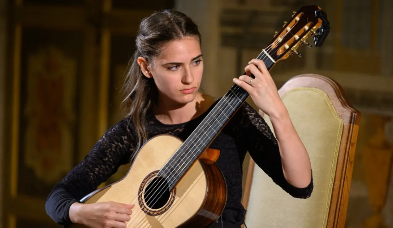 A Nicotera “Viaggio nel tempo con la chitarra” grazie all’esibizione della musicista Forelli