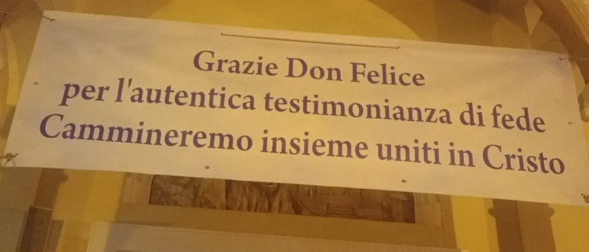 “Grazie don Felice”, striscione davanti la chiesa di Pannaconi commuove il sacerdote