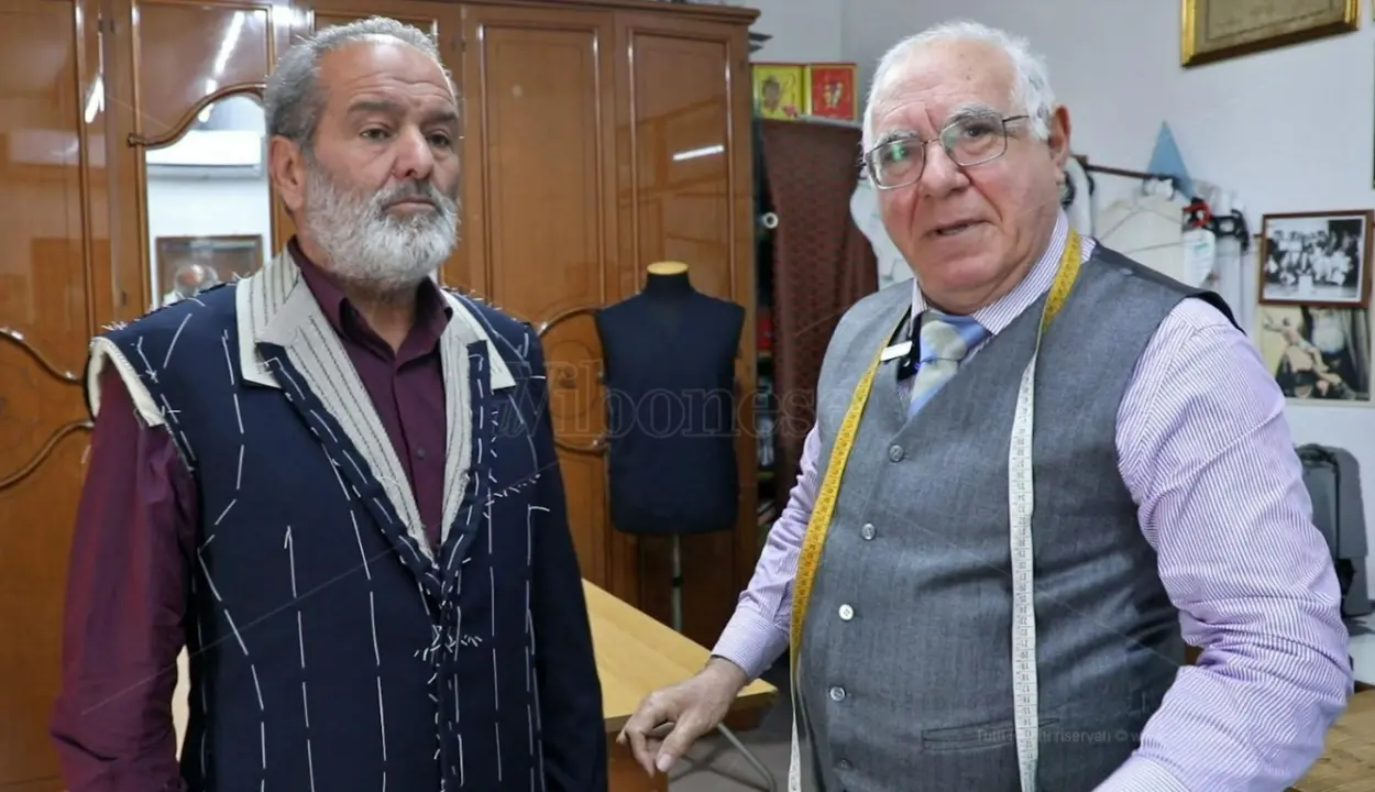 Mestieri in via di estinzione, l’ultimo sarto di Rombiolo al centro della nuova puntata di LaC Storie - Video