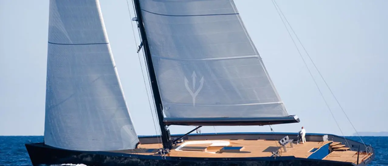 Nel Porto di Vibo Marina il Luxury yacht “Esense”, una terrazza sul mare