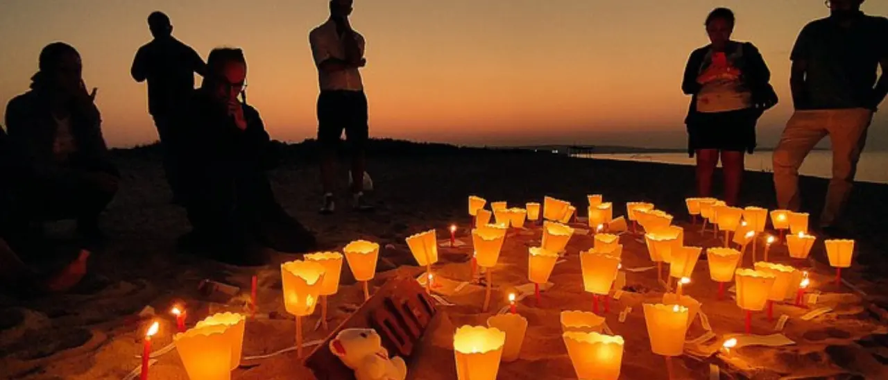 Naufragio a Cutro, 94 candele accese nel luogo della tragedia di sei mesi fa