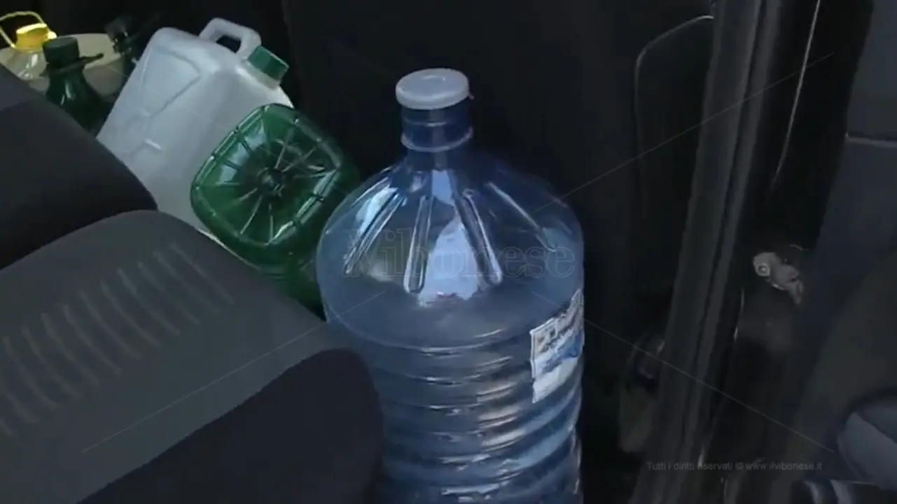 Piscopio senz'acqua e i cittadini si riforniscono allo scarico del depuratore – Video