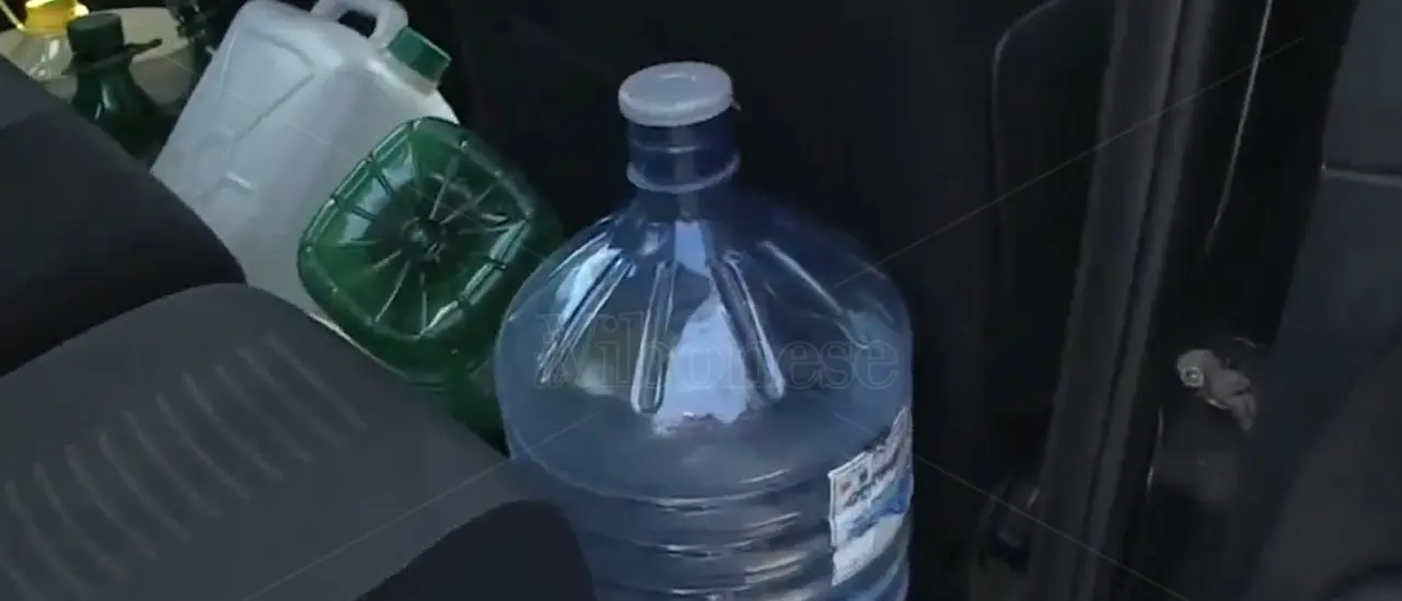 Piscopio senz'acqua e i cittadini si riforniscono allo scarico del depuratore – Video