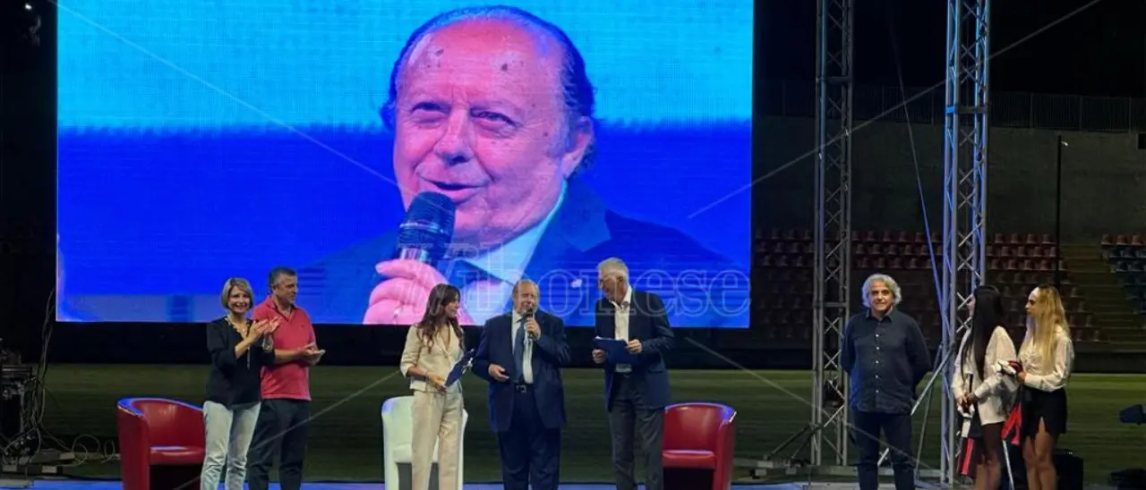La Vibonese pronta a partire, la grande festa rossoblù. Il patron Caffo: «Profonda emozione» - Video