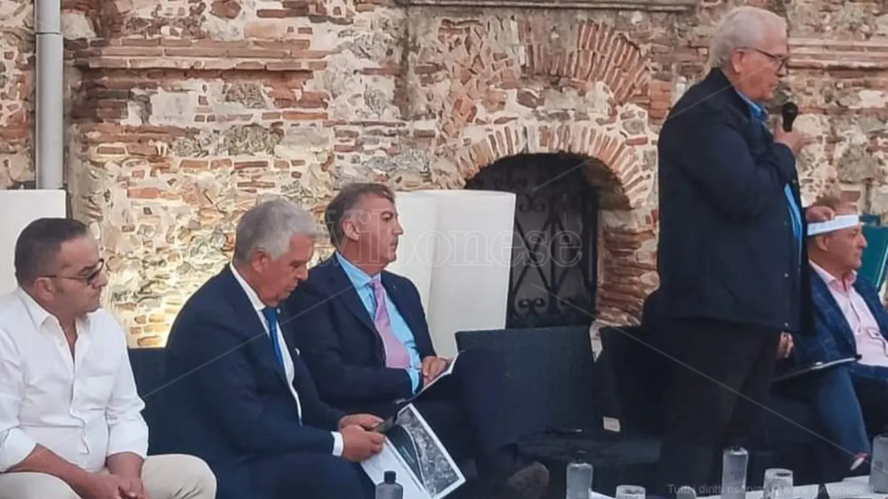 La rete fognaria di Nicotera inquina il mare: la denuncia dei comitati - Video