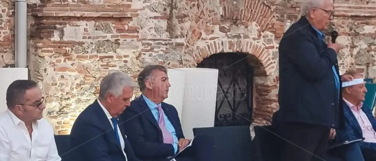 La rete fognaria di Nicotera inquina il mare: la denuncia dei comitati - Video