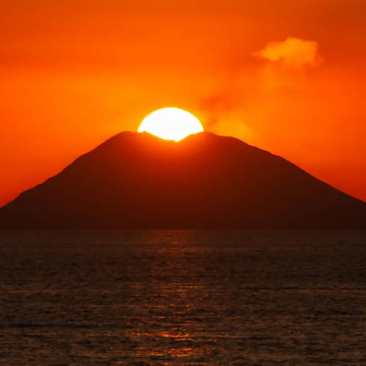 Il “bacio” di Ferragosto: è il giorno dello spettacolare tramonto dalla Costa degli Dei quando il sole scompare nello Stromboli
