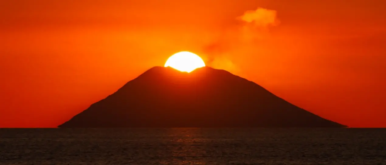 Il “bacio” di Ferragosto: è il giorno dello spettacolare tramonto dalla Costa degli Dei quando il sole scompare nello Stromboli
