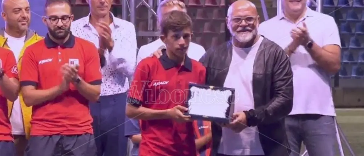 La Vibonese calcio premia il bagnino eroe di 16 anni che ha tratto in salvo sei persone