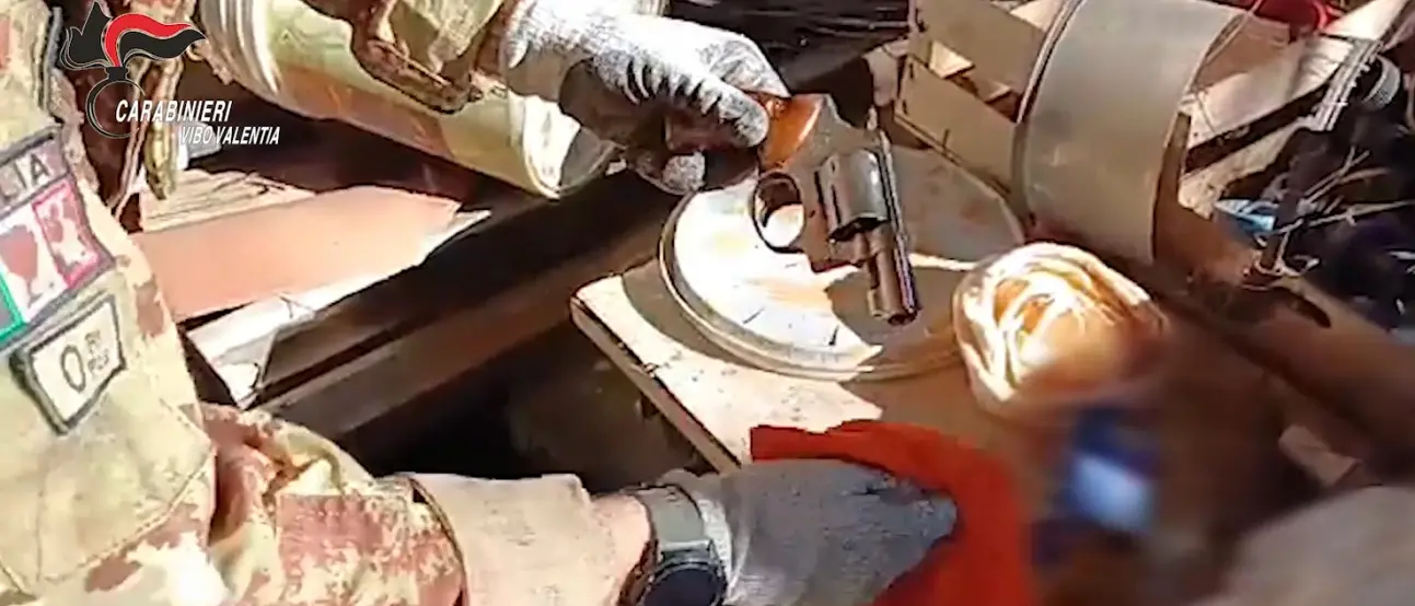 Controlli a Vibo, i carabinieri sequestrano una pistola e munizioni - Video