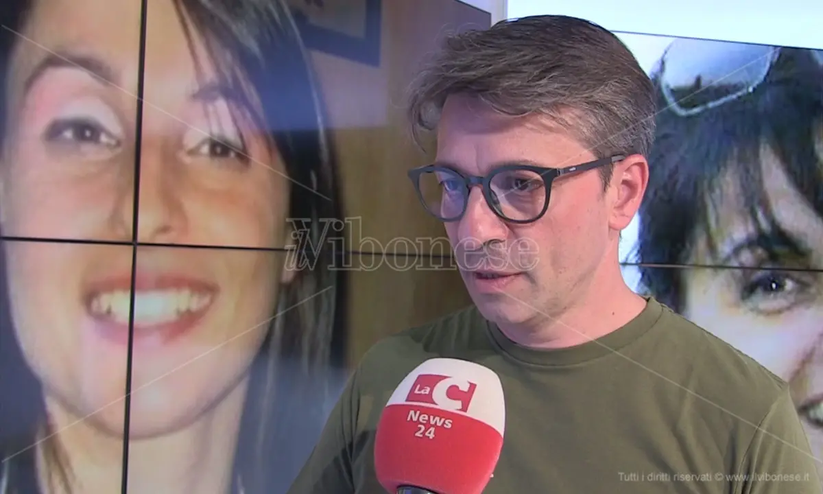 Il fratello di Maria Chindamo in aula per deporre come testimone: «Lei è qui con me»\n