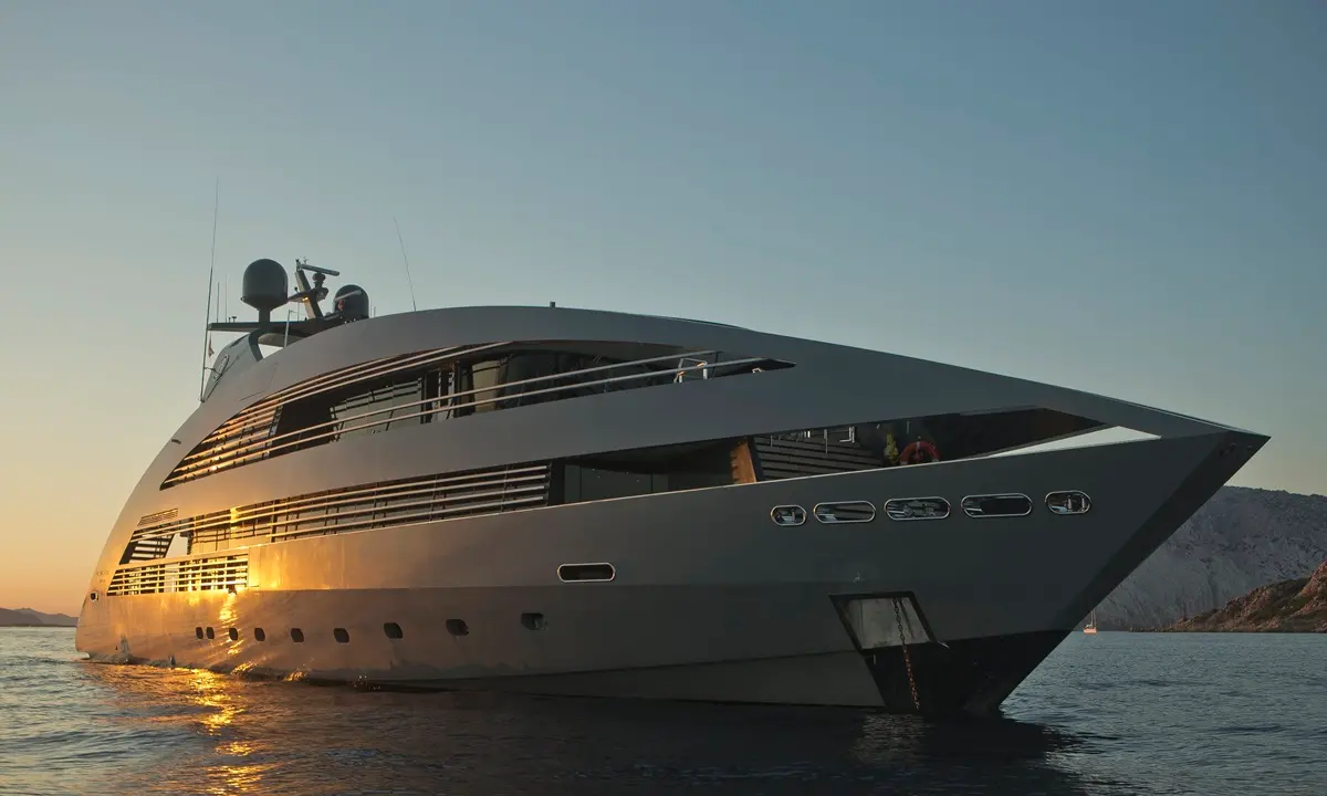 A Vibo Marina arriva \"Ocean Pearl\", il lussuoso yacht incanta con il suo moderno design