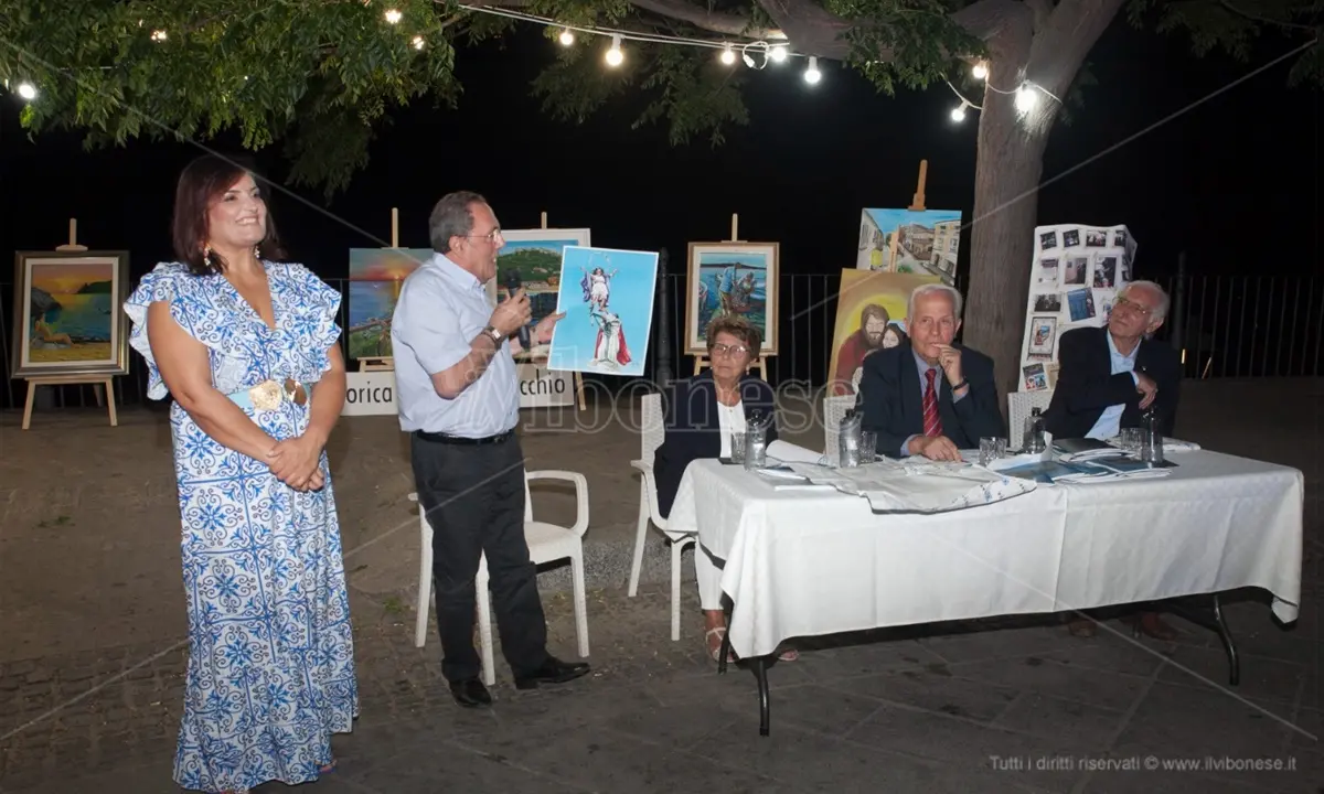 I dipinti dell'artista Domenica Vecchio celebrano la città di Nicotera
