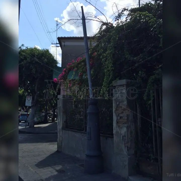 Vibo Marina, palo illuminazione divelto e abbandonato in zona centrale