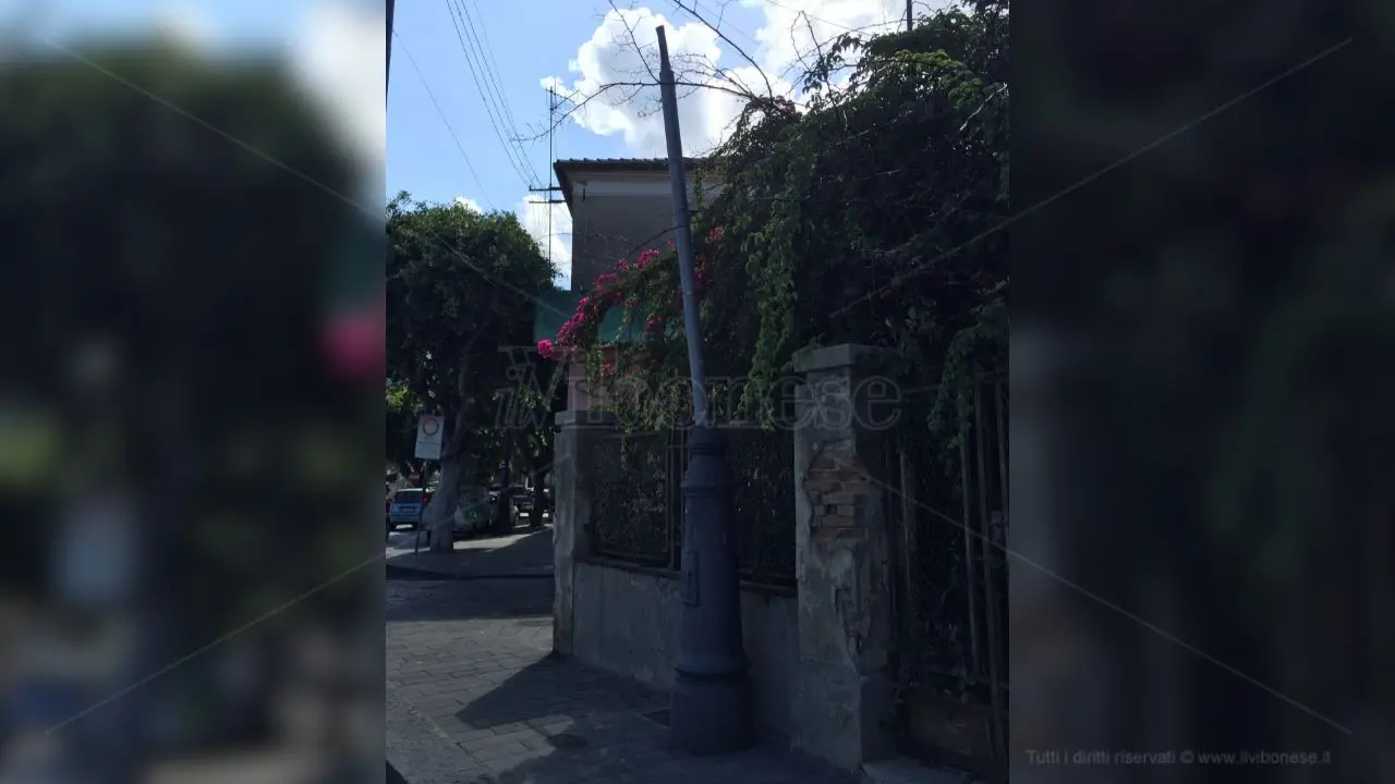 Vibo Marina, palo illuminazione divelto e abbandonato in zona centrale