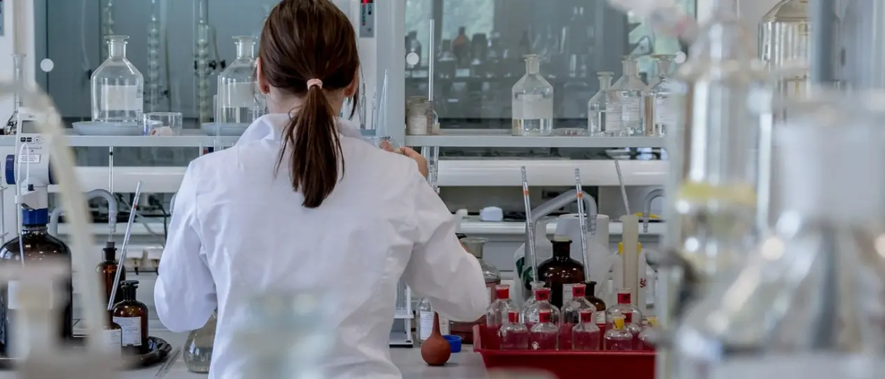 Covid, nuovo studio sulla variante Eris: «Sfugge agli anticorpi»