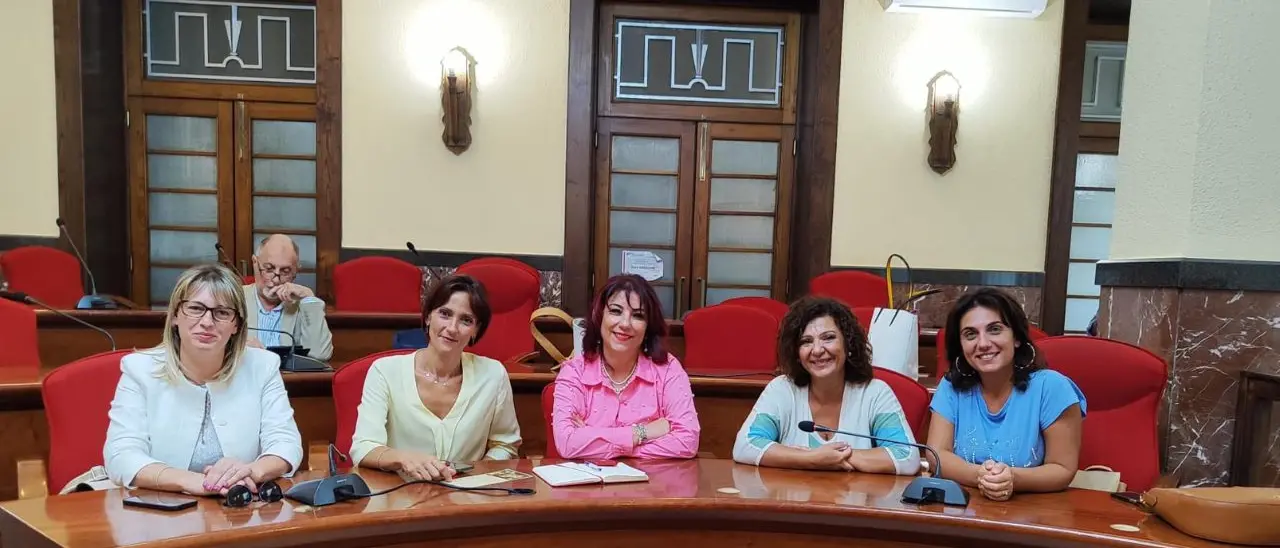 Inizio anno scolastico a Vibo, la minoranza: «Nessun chiarimento sul servizio mensa»