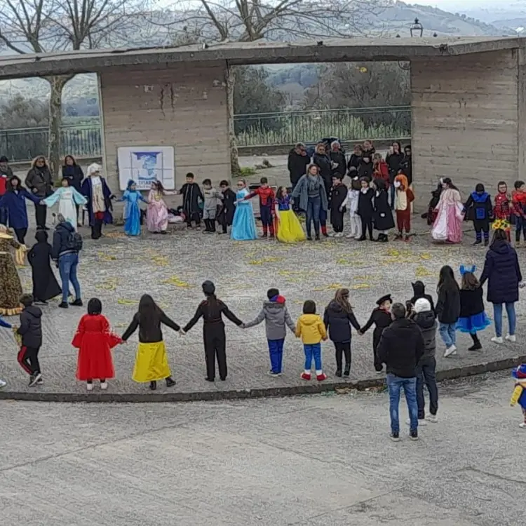 La scuola primaria di Nao celebra il Carnevale con una giornata ricca di giochi e danze