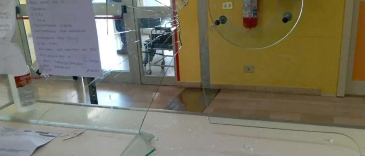 Si scaglia contro lo sportello del Cup e ferisce un impiegato: attimi di paura nel Cosentino