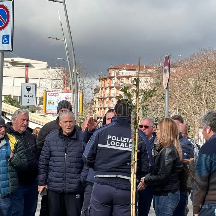 Lavori in piazza Razza a Vibo: scoppia la protesta degli ambulanti del mercato settimanale