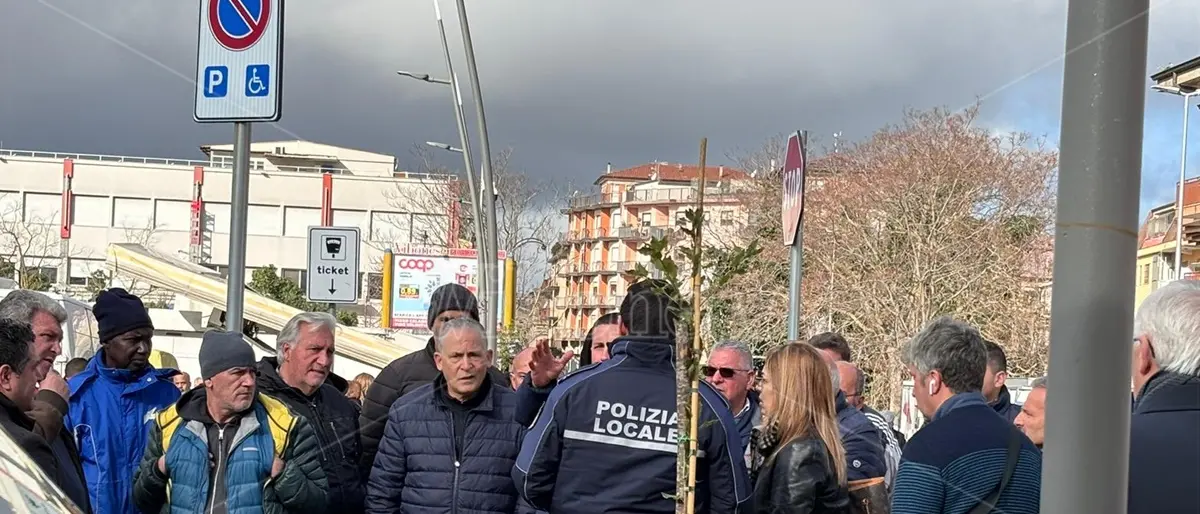 Lavori in piazza Razza a Vibo: scoppia la protesta degli ambulanti del mercato settimanale