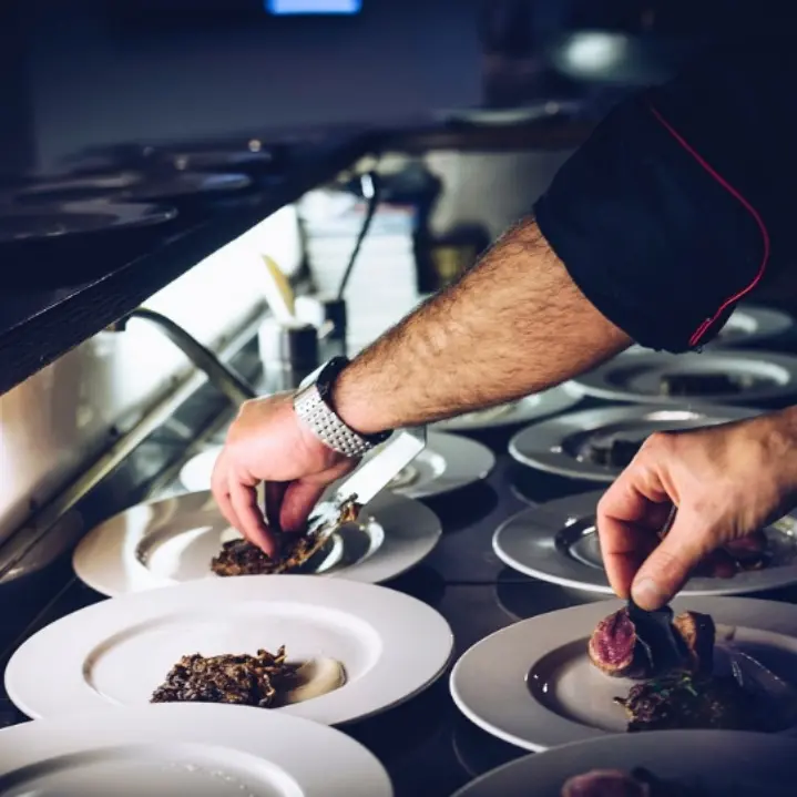 Tra miti antichi e sapori calabresi: la trasmissione “4 Ristoranti” fa tappa lungo la Costa degli dei