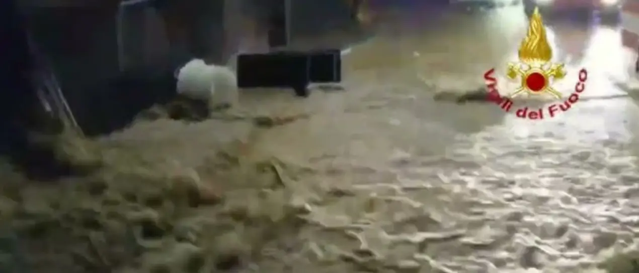Il maltempo devasta il nord Italia, vigili del fuoco calabresi inviati in Toscana -Video