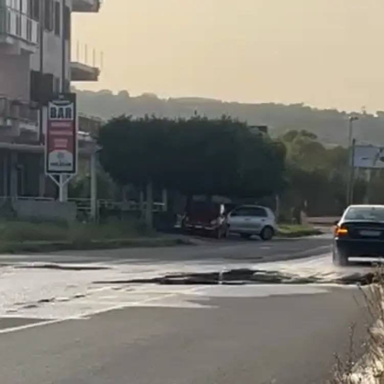 Degrado a Portosalvo, la denuncia dei residenti: «Liquami lungo l’ex statale 522»