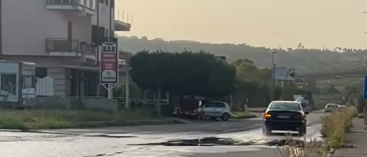 Degrado a Portosalvo, la denuncia dei residenti: «Liquami lungo l’ex statale 522»