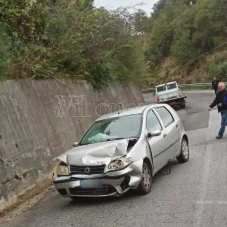 Incidente tra Vazzano e Vallelonga: scontro tra un’auto e un furgone