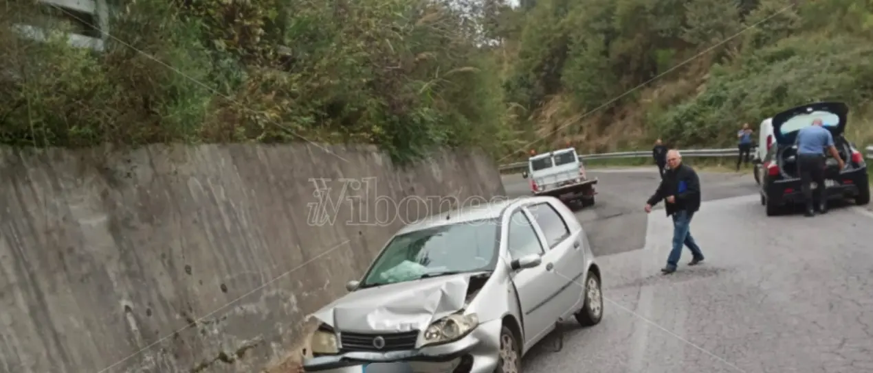 Incidente tra Vazzano e Vallelonga: scontro tra un’auto e un furgone
