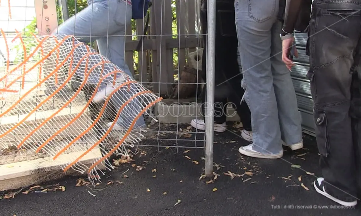 Scala mobile di Vibo ancora ferma ma gli studenti scavalcano le transenne per usarla - Video
