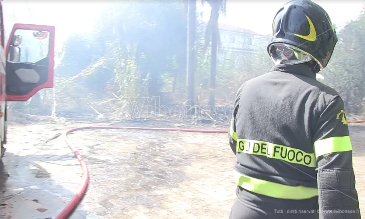 Scenari post apocalittici nel Vibonese dopo l'ondata di roghi tra la città e la costa - Video