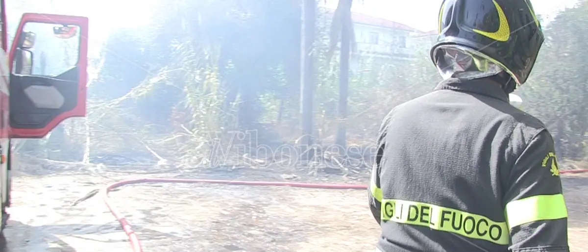 Scenari post apocalittici nel Vibonese dopo l'ondata di roghi tra la città e la costa - Video