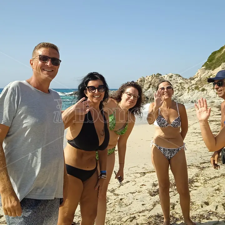 Caldo record, ottobre in riva al mare a Grotticelle di Capo Vaticano - Video