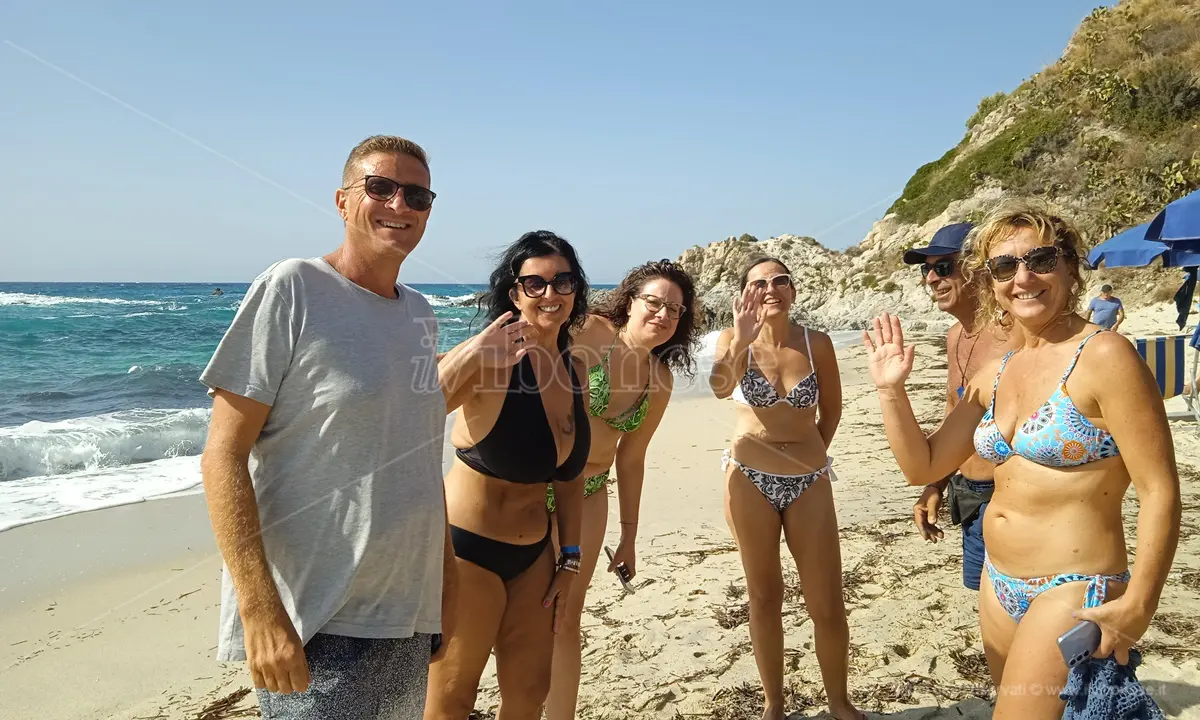 Caldo record, ottobre in riva al mare a Grotticelle di Capo Vaticano - Video