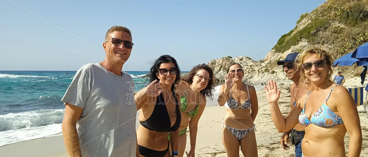 Caldo record, ottobre in riva al mare a Grotticelle di Capo Vaticano - Video